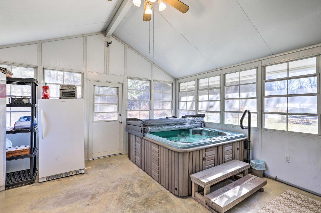 Blue Ridge Mountain Escape With Hot Tub, Grill! Villa Brevard Dış mekan fotoğraf